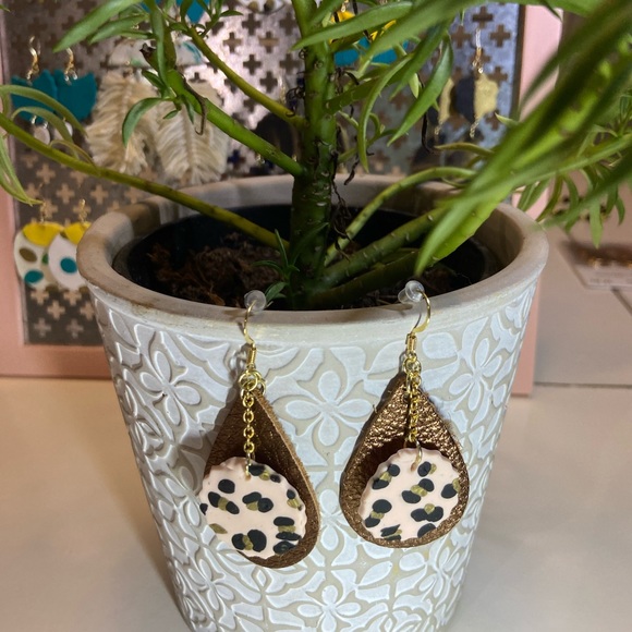 Cheetah print earrings with leather accent - Picture 2 of 3